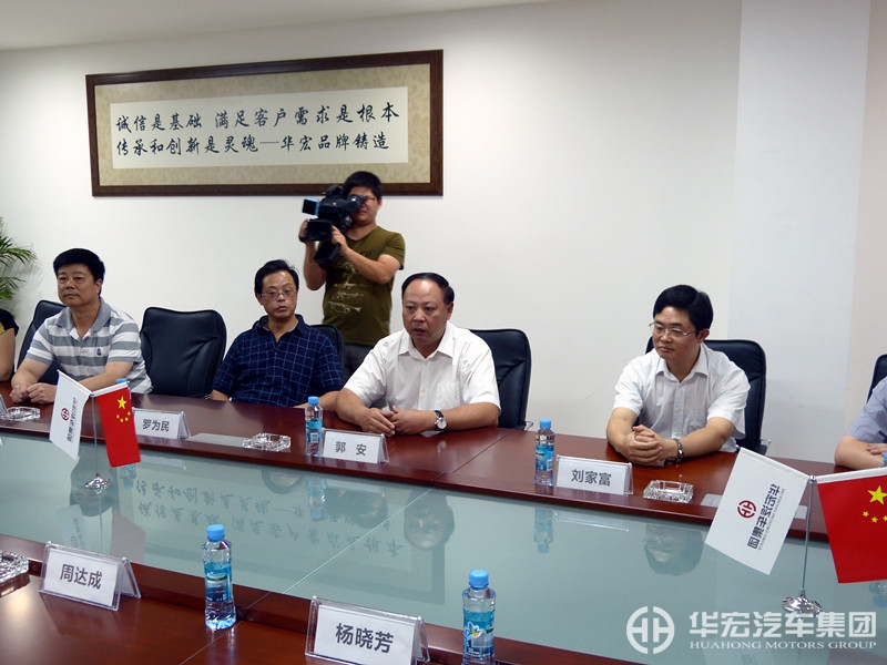 市领导莅临华宏汽车集团看望慰问周科父母