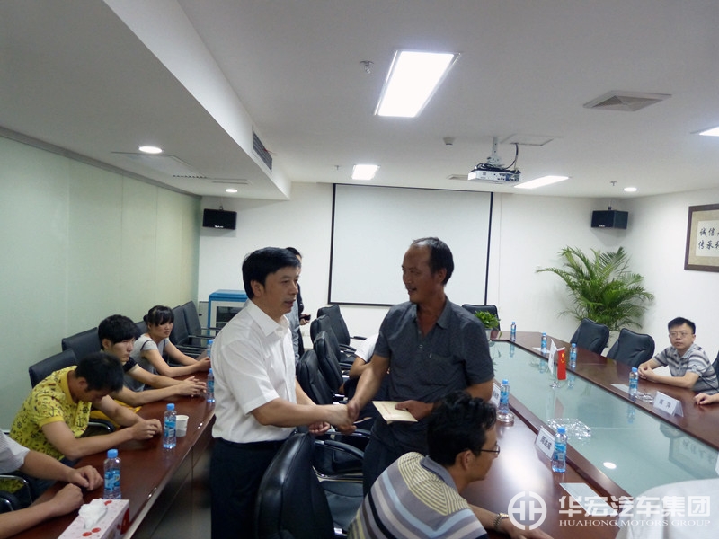 区委书记周亮一行莅临华宏汽车集团慰问周科亲属